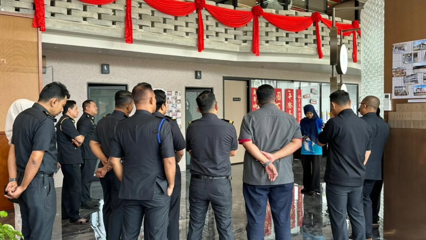 Happy Alliance menerima kunjungan daripada Bahagian Penguatkuasaan, Kementerian Perdagangan Dalam Negeri dan Kos Sara Hidup (KPDN).
Lawatan yang merangkumi kawasan dalam syarikat dan luar kilang ini bertujuan memberi pendedahan mengenai proses pembuatan, pengeluaran serta operasi kilang yang dijalankan.
Terima kasih atas kesudian berkunjung ke syarikat Happy Alliance.