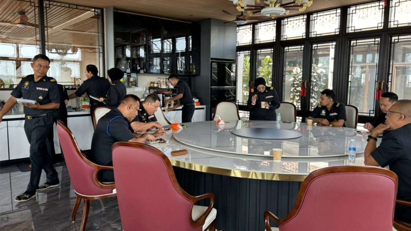 Happy Alliance menerima kunjungan daripada Bahagian Penguatkuasaan, Kementerian Perdagangan Dalam Negeri dan Kos Sara Hidup (KPDN).
Lawatan yang merangkumi kawasan dalam syarikat dan luar kilang ini bertujuan memberi pendedahan mengenai proses pembuatan, pengeluaran serta operasi kilang yang dijalankan.
Terima kasih atas kesudian berkunjung ke syarikat Happy Alliance.