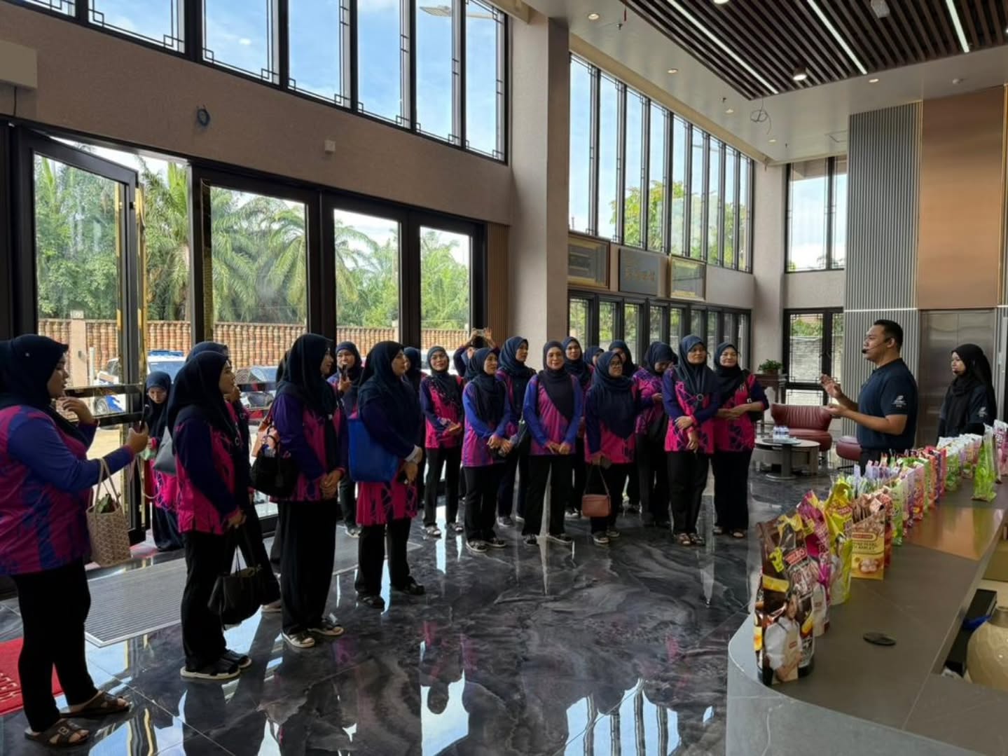 Happy Alliance amat berbesar hati menerima kunjungan daripada Persatuan Keluarga Polis Malaysia (PERKEP). 🎗️ Terima kasih atas kesudian melawat serta sokongan yang diberikan. Semoga kunjungan ini menjalinkan hubungan yang lebih erat dan berpanjangan. 💪🏻✨